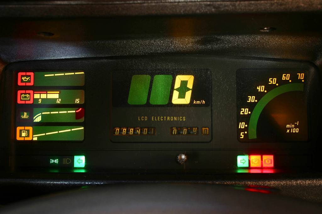 Painel com mostradores digitais do Monza Classic SE, da Chevrolet, modelo 1992