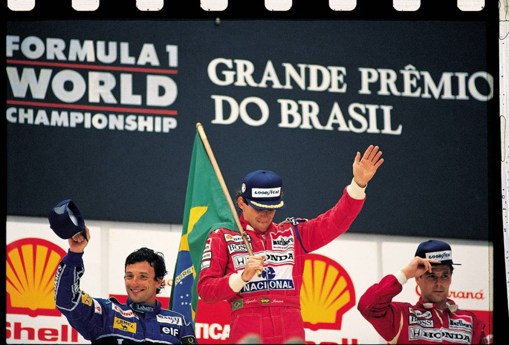Ayrton Senna, da McLaren, comemorando a vitória no GP do Brasil de F1, entre Ric