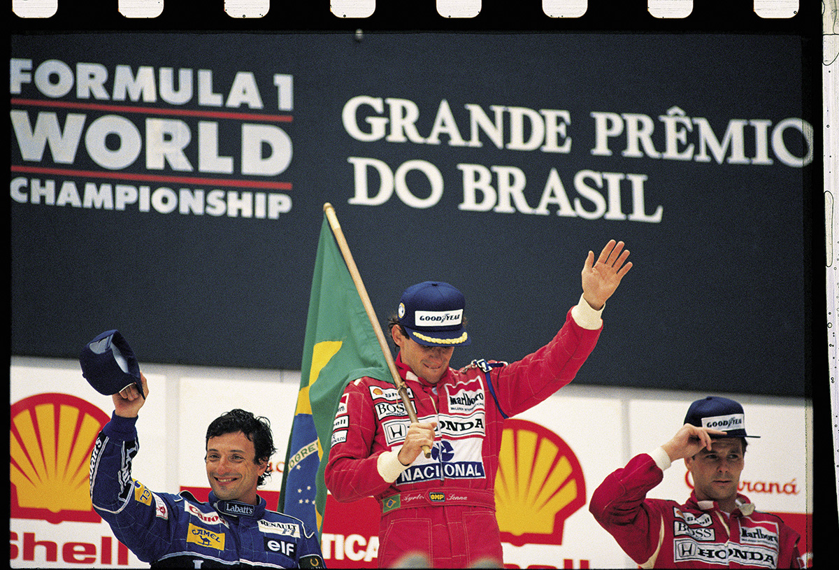 Ayrton Senna, da McLaren, comemorando a vitória no GP do Brasil de F1, entre Ric