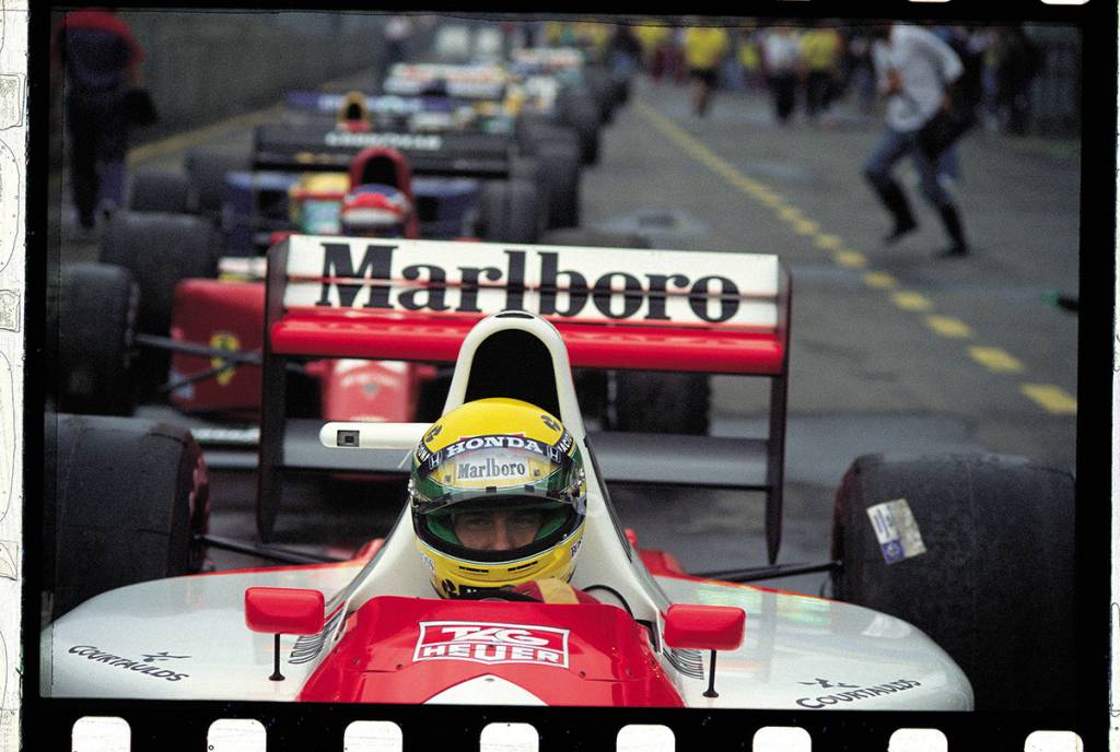 Ayrton Senna, da McLaren, no grid de largada, durante treino do GP do Brasil de