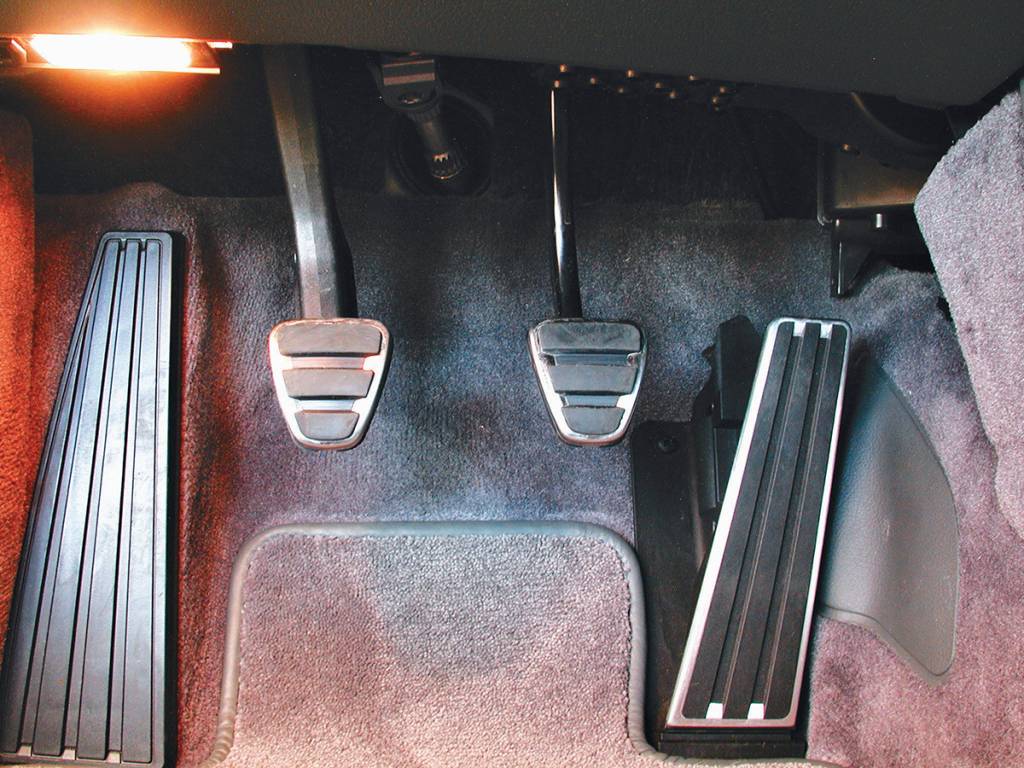 56faf4ac0e21630a3e191b25pedais-do-breque-embreagem-e-acelerador-do-boxster-2-7-modelo-2005-da-porsche.jpeg Pedais do breque, embreagem e acelerador do Boxster 2