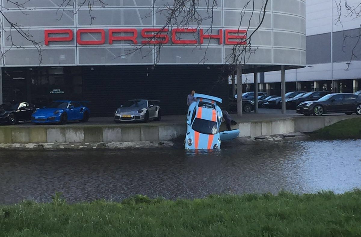 Porsche 911 GT3 RS cai no rio 2