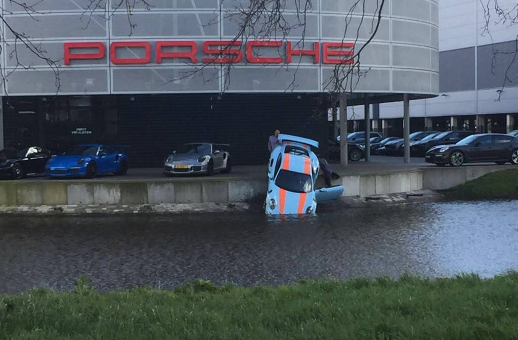 Porsche 911 GT3 RS cai no rio 2 Porsche 911 GT3 RS cai no rio 2
