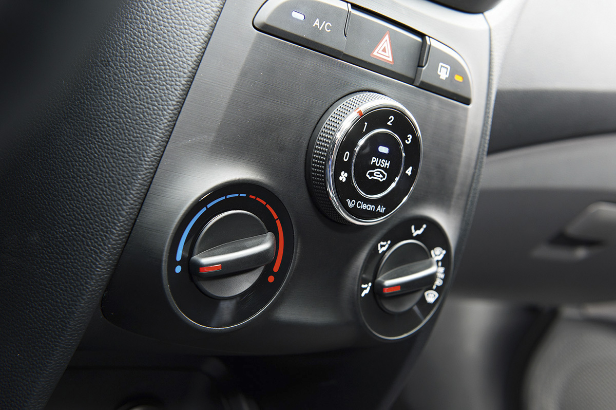 Botões que controlam o ar-condicionado do HB20S modelo 2013 da Hyundai