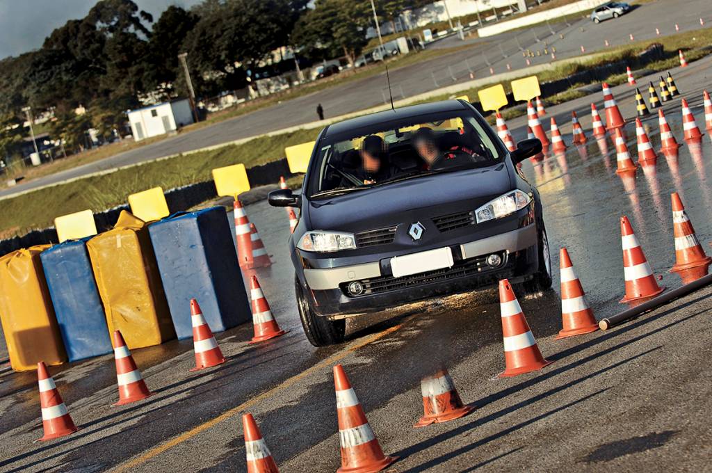 Mégane, da Renault, durante teste de freios com ABS, feito pelo Cesvi Brasil