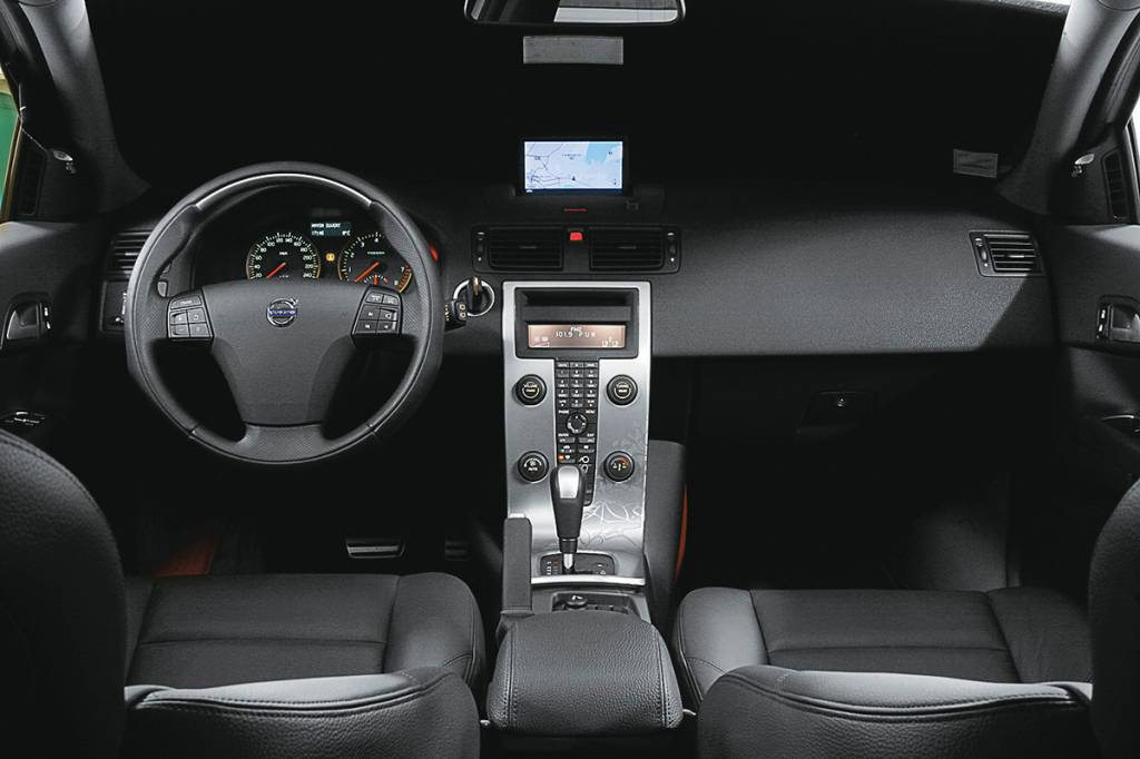 Interior do Volvo C30, modelo 2007, durante teste da revista Quatro Rodas