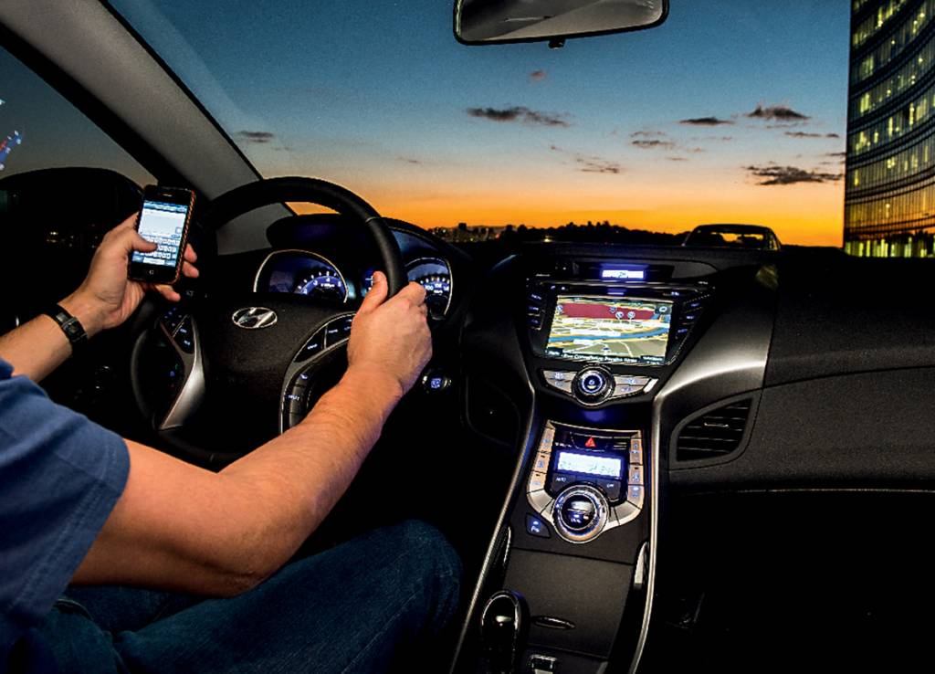 Motorista digita no celular ao volante Motorista digita no celular ao volante