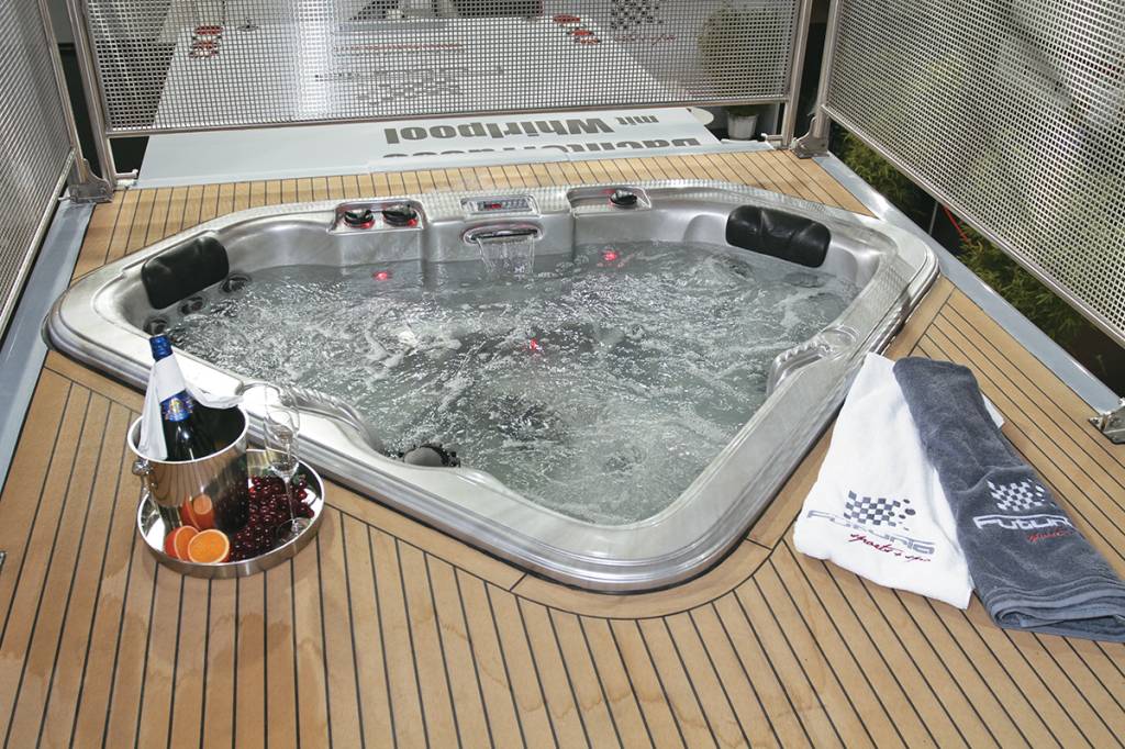 Que tal relaxar dentro de uma jacuzzi no deck superior da mansão motorizada?