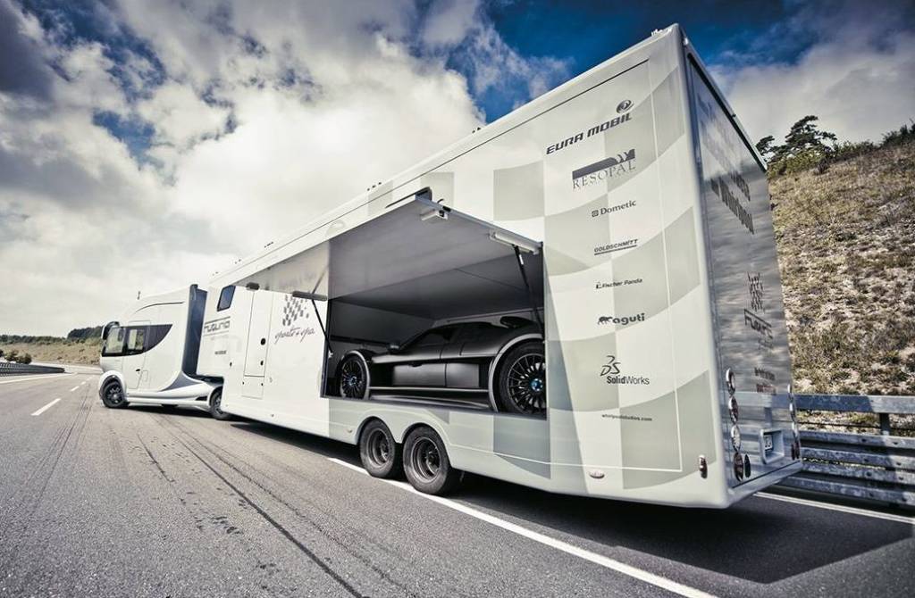 O modelo oferece até um espaço garagem para transportar um carro esportivo