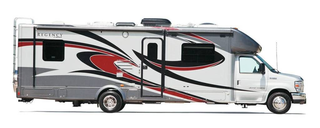 Visto por fora, o Regency lembra os motorhomes mais comuns