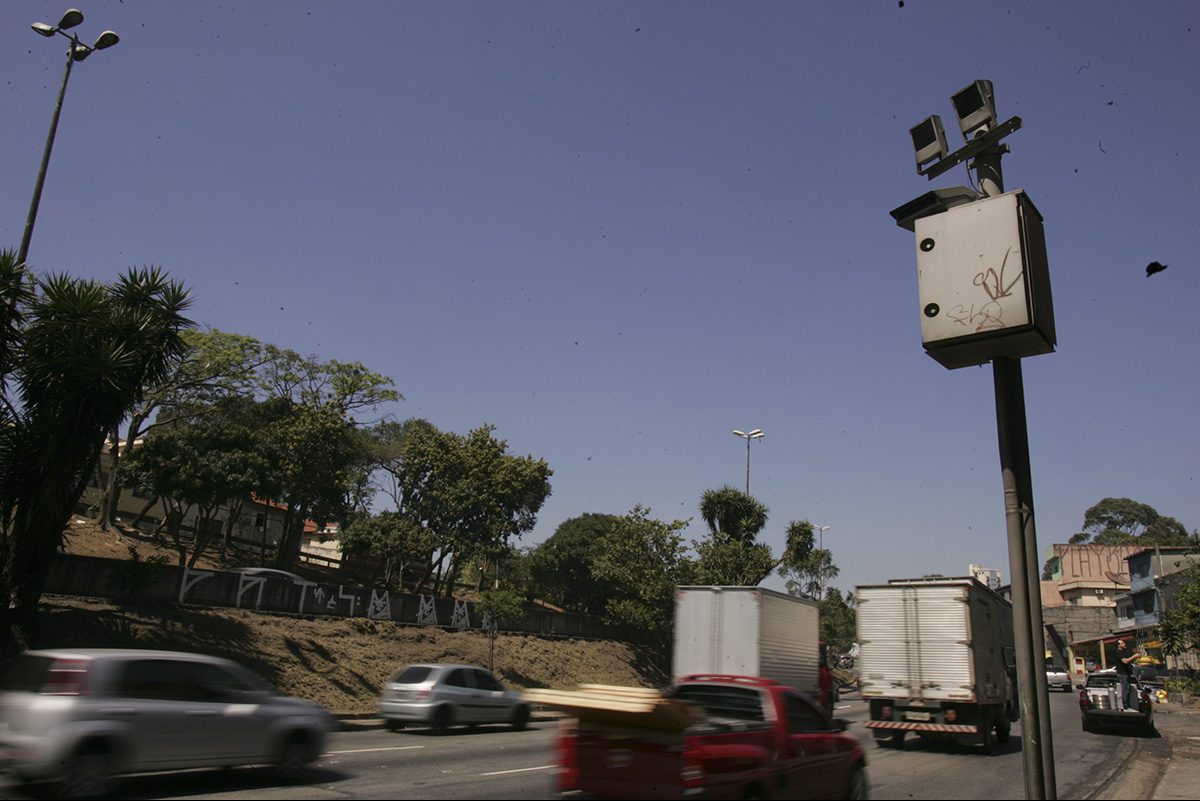 Radar campeão de multas na Avenida Salim Farah Maluf