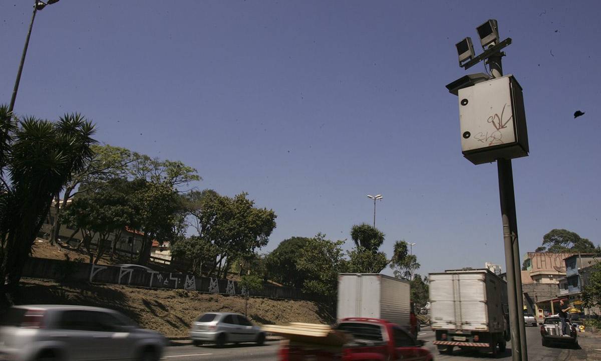 Radar campeão de multas na Avenida Salim Farah Maluf