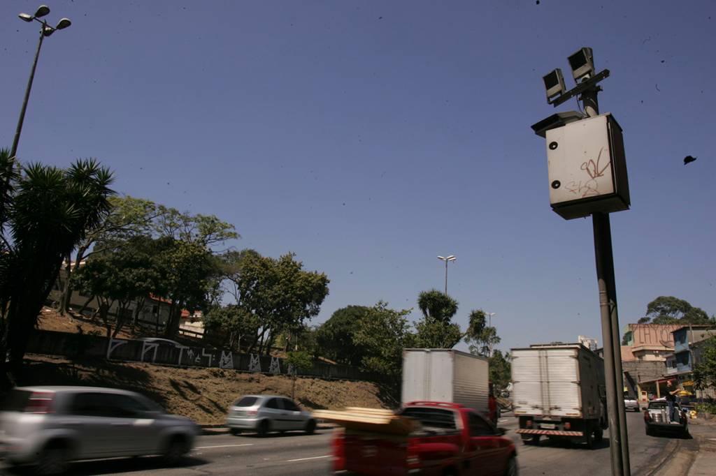 Radar campeão de multas na Avenida Salim Farah Maluf