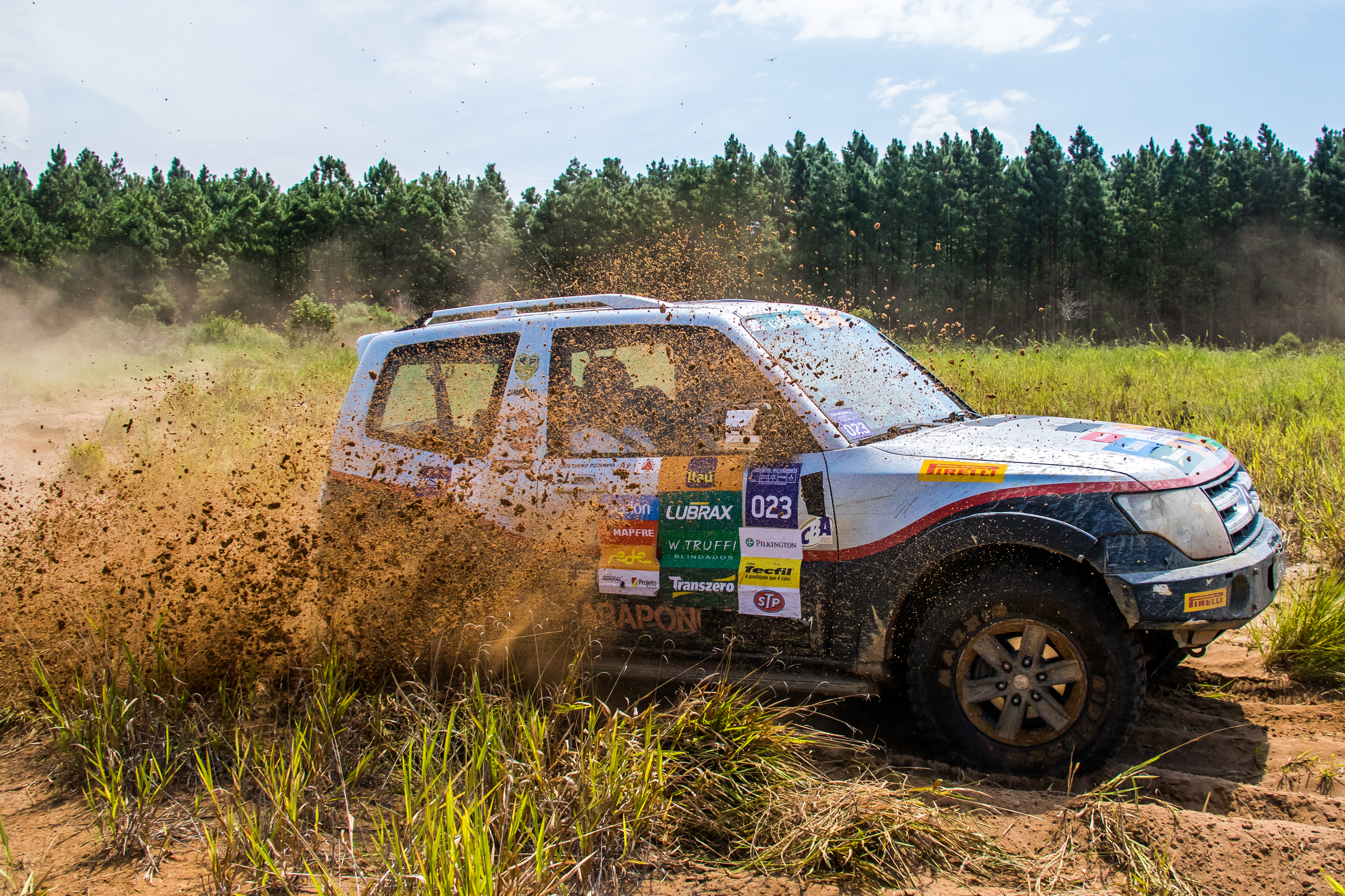 Curitiba Racing  Automóveis e automobilismo em Curitiba: Mitsubishi Motors  oferece experiências a bordo de super esportivo e carro de corrida