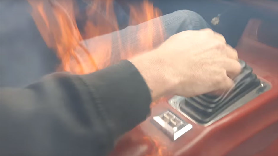 Camaro Z28 pega fogo