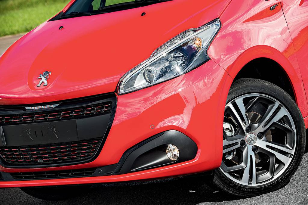 Peugeot 208 GT x Renault Sandero R.S. Peugeot 208 GT x Renault Sandero R.S.