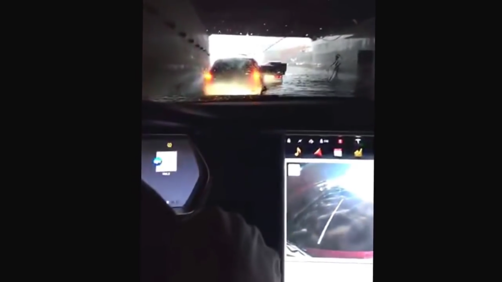 Tesla S enfrenta alagamento