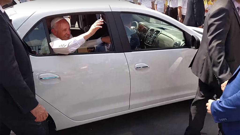 Papa Francisco anda de Dacia Logan