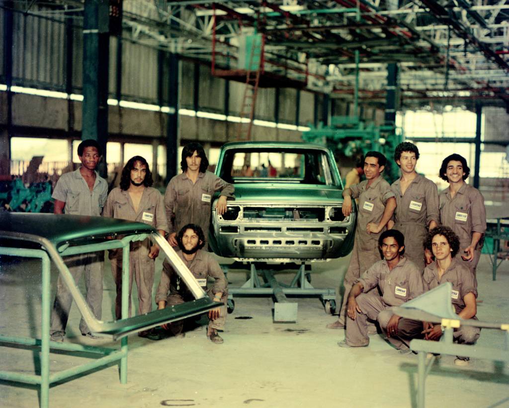 Trabalhadores na linha de montagem do Fiat 147