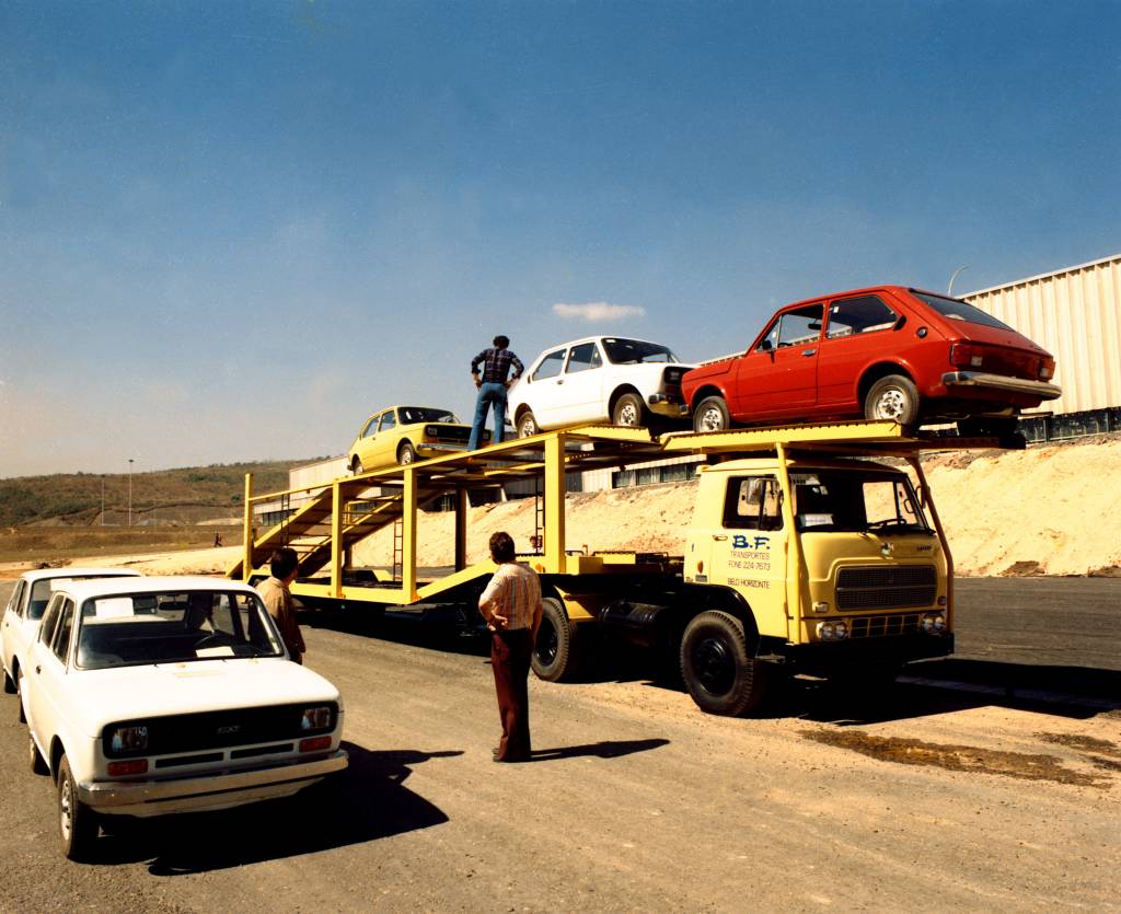 Carreta com unidades do Fiat 147 em Betim