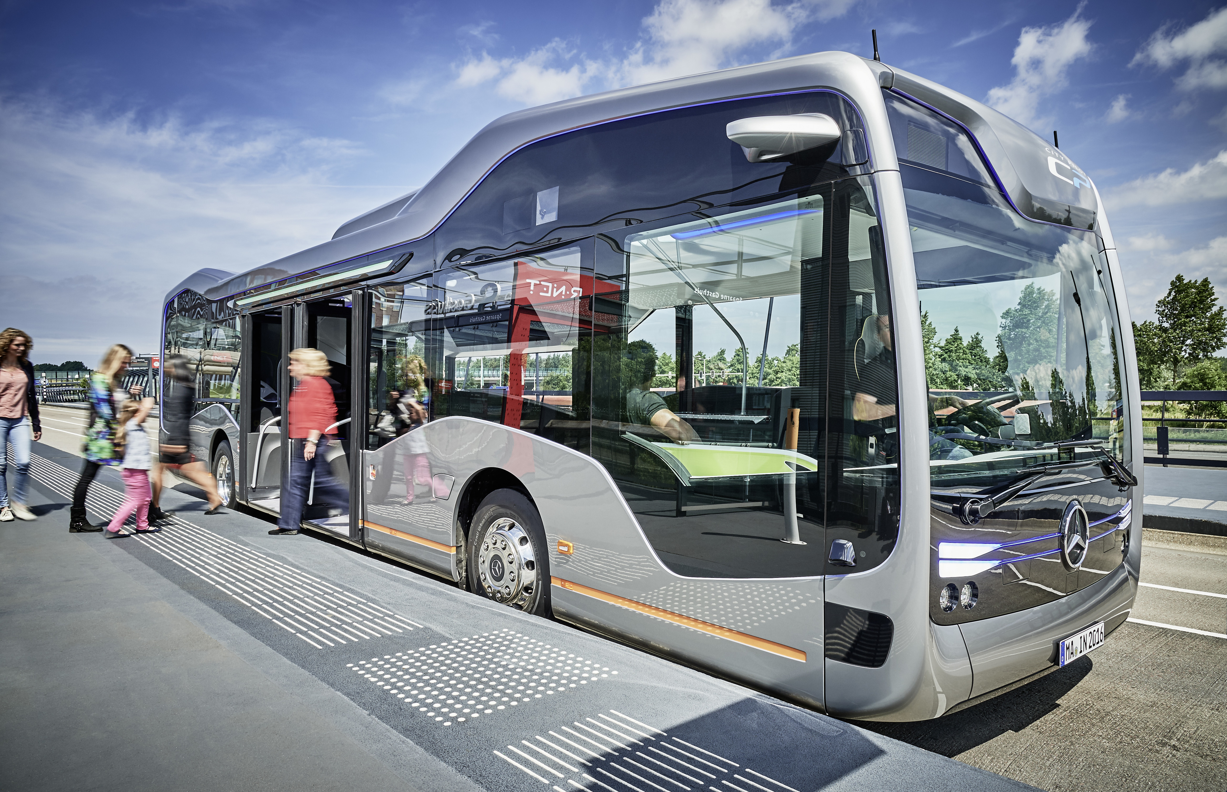 MercedesBenz mostra como serão seus ônibus no futuro próximo Quatro