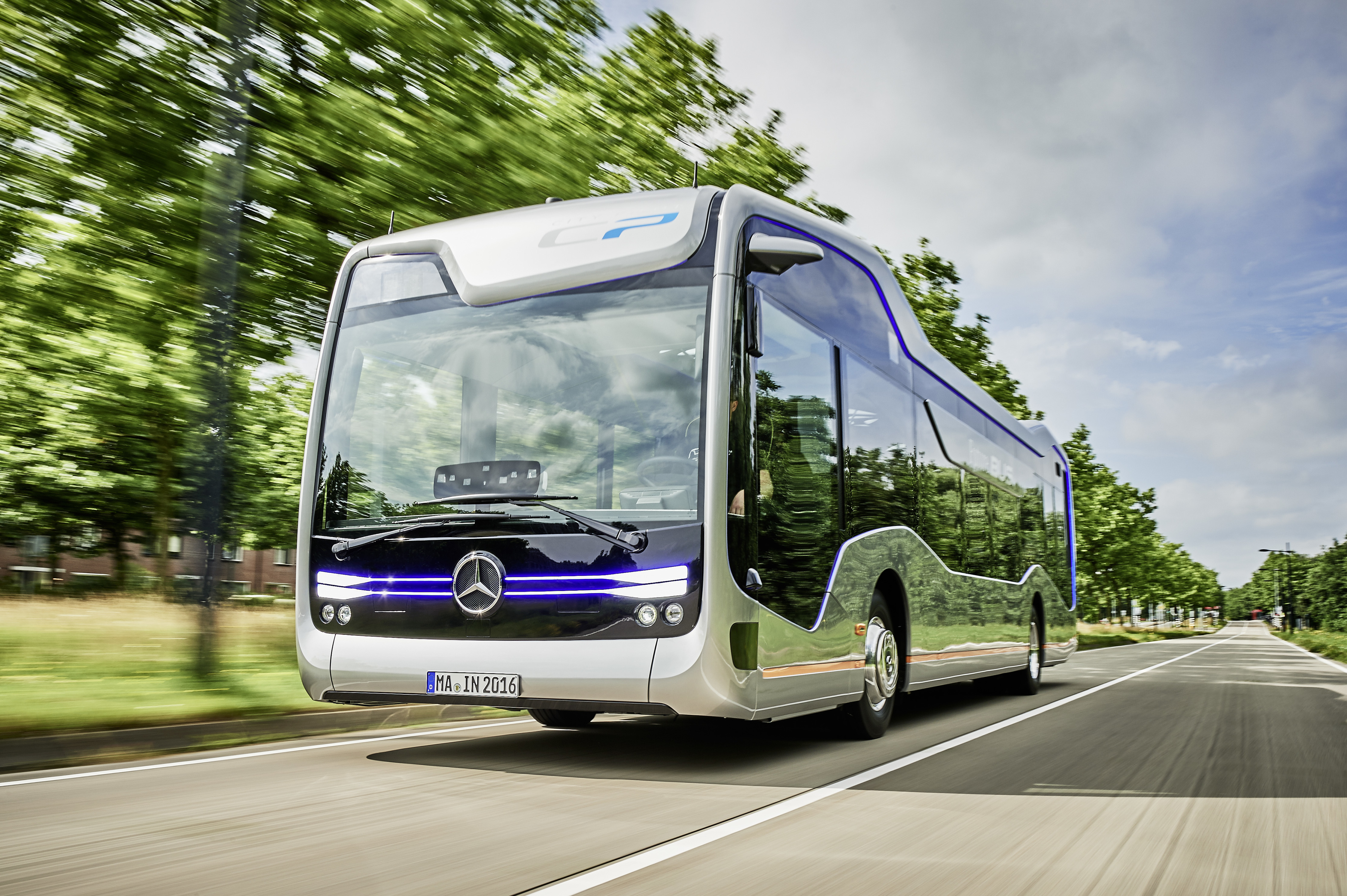 MercedesBenz mostra como serão seus ônibus no futuro próximo Quatro