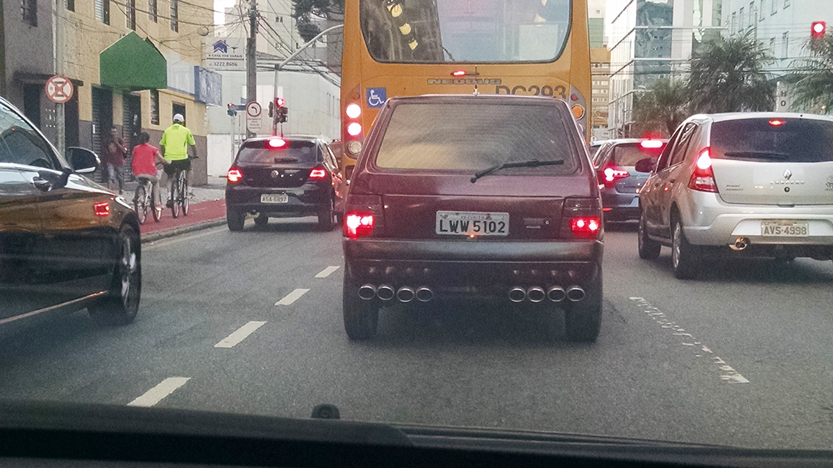 Fiat Uno com vários escapamentos