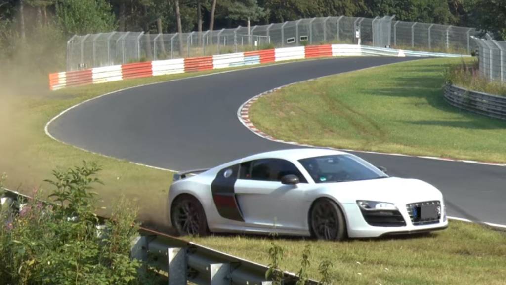 Audi R8 quase bate em Nürbugring