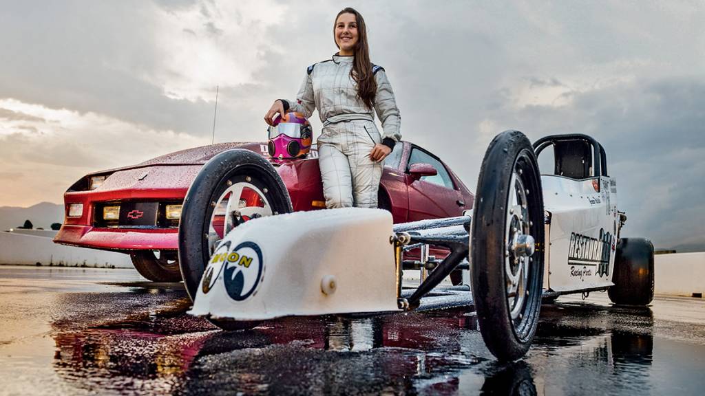 Isabela com seu Camaro de 700 cv e o dragster que usava aos 11 anos nas pistas de arrancada