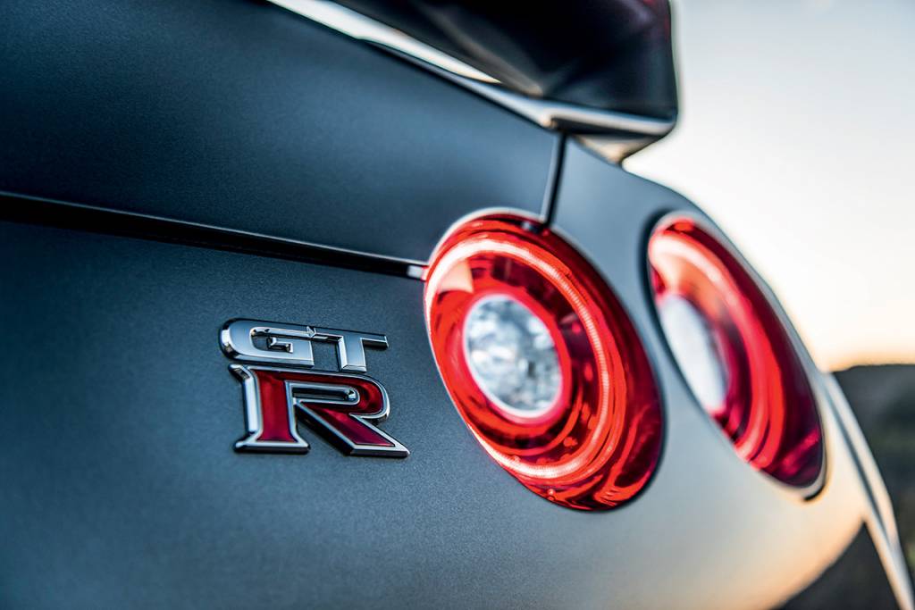 Apresentado como conceito em 2001, o GT-R foi lançado em 2007 e passa pelo seu primeiro facelift