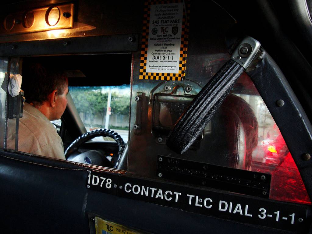 Projeto de lei quer obrigar táxis a ter cabine blindada para o motorista