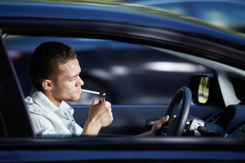 Fumar ao volante pode render multa