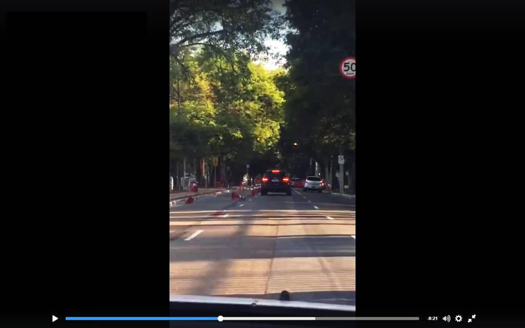 Motorista em SUV de luxo derruba cones em São Paulo