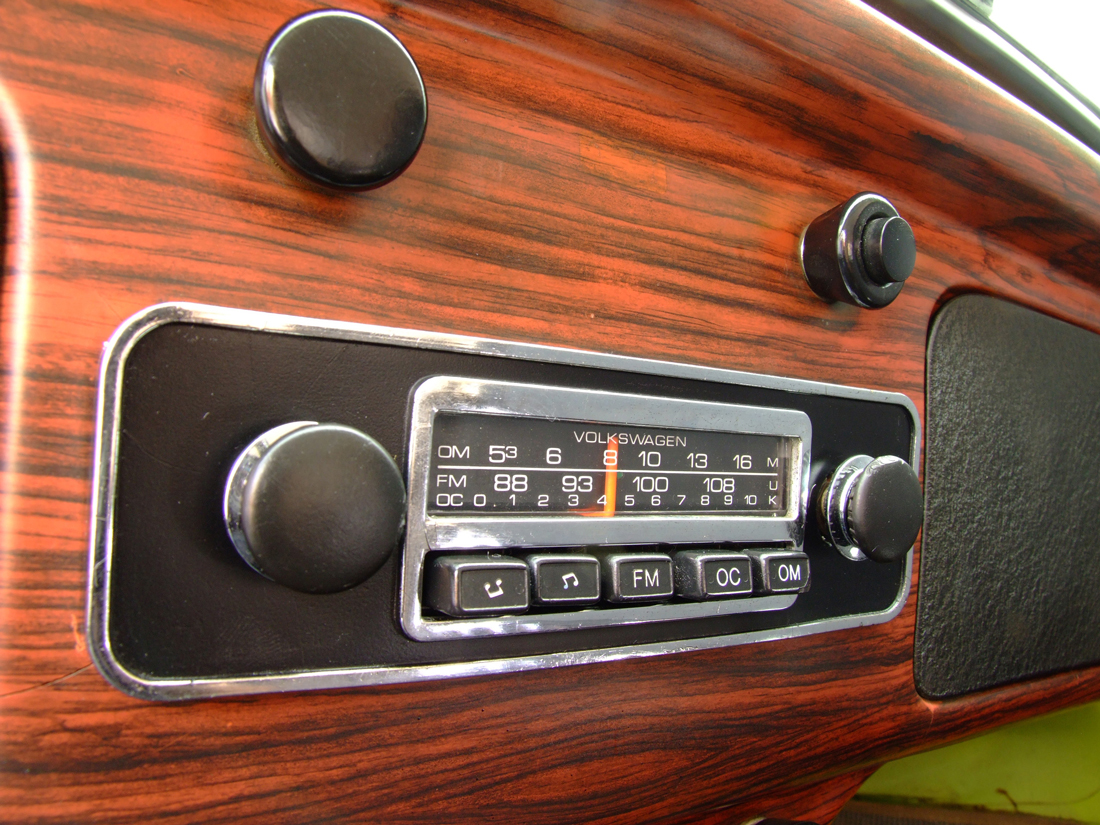Rádio-no-painel-do-Fusca-1500-modelo-1973-da-Volkswagen Rádio-no-painel-do-Fusca-1500-modelo-1973-da-Volkswagen