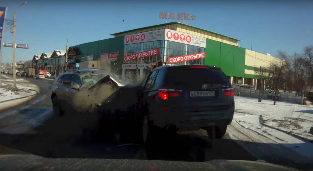 Infiniti bate de frente com BMW X3