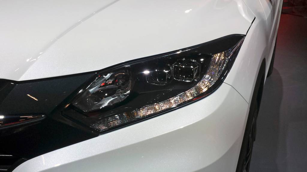 Honda HR-V Touring Faróis de leds trazem DRLs integrados