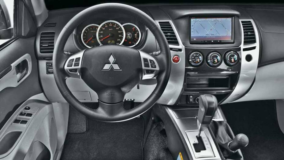 Interior traz tela touch, mas continua comportado