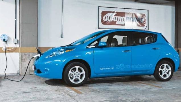 Sono reparador: a estação de recarga instalada pela Nissan em nossa garagem foi a parada obrigatória do Leaf antes de cada noite de sono | <a href="https://quatrorodas.abril.com.br/salao-do-automovel/2012/carros/leaf-703954.shtml" rel="migration">Leia mais</a>