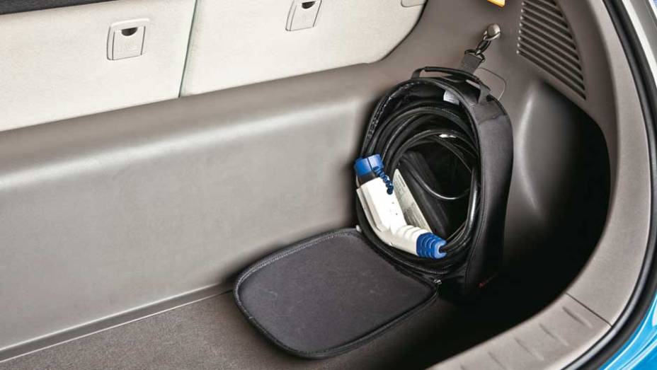 A mochila que leva o carregador para ser usado em tomadas comuns tem lugar próprio no porta-malas | <a href="https://quatrorodas.abril.com.br/salao-do-automovel/2012/carros/leaf-703954.shtml" rel="migration">Leia mais</a>