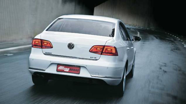 Quase igual ao Jetta de frente, o Passat tem personalidade própria no desenho traseiro Quase igual ao Jetta de frente, o Passat tem personalidade própria no desenho traseiro