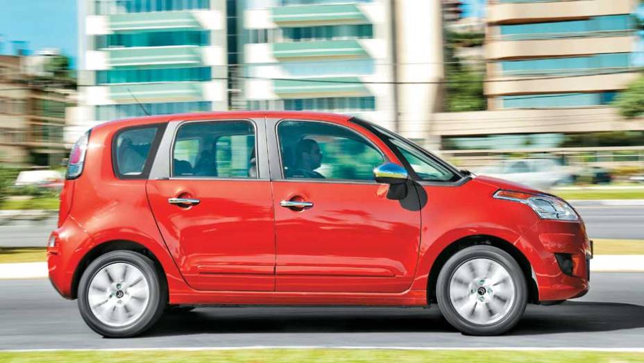 A carroceria em forma de cubo prioriza o espaço interno. <a href="https://quatrorodas.abril.com.br/carros/impressoes/citroen-c3-picasso-exclusive-1-6-16v-633820.shtml" rel="migration">Leia mais</a>