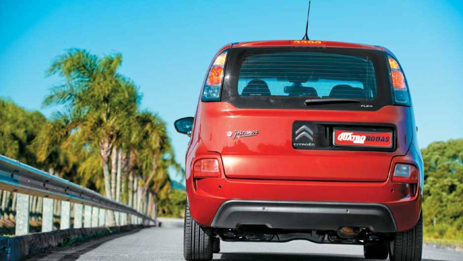 Tampa assimétrica é exclusiva da versão brasileira. <a href="https://quatrorodas.abril.com.br/carros/impressoes/citroen-c3-picasso-exclusive-1-6-16v-633820.shtml" rel="migration">Leia mais</a>