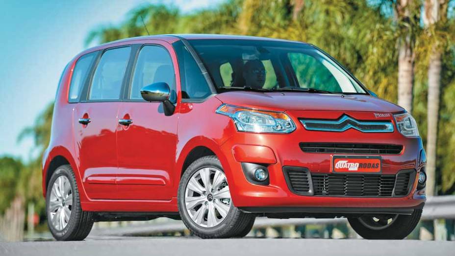 O para-choque dianteiro ficou com um visual discreto. <a href="https://quatrorodas.abril.com.br/carros/impressoes/citroen-c3-picasso-exclusive-1-6-16v-633820.shtml" rel="migration">Leia mais</a>