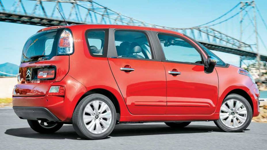 Graças aos pneus, ele ficou mais ágil e confortável que o irmão AirCross. <a href="https://quatrorodas.abril.com.br/carros/impressoes/citroen-c3-picasso-exclusive-1-6-16v-633820.shtml" rel="migration">Leia mais</a>