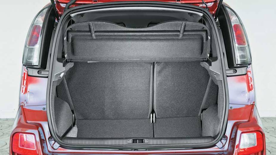 Porta-malas tem espaço para 403 litros. <a href="https://quatrorodas.abril.com.br/carros/impressoes/citroen-c3-picasso-exclusive-1-6-16v-633820.shtml" rel="migration">Leia mais</a>