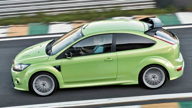 Com a carroceria de duas portas, o hatch ficou mais bonito e esportivo. <a href="https://quatrorodas.abril.com.br/carros/impressoes/ford-focus-rs-636939.shtml" rel="migration">Leia mais</a>