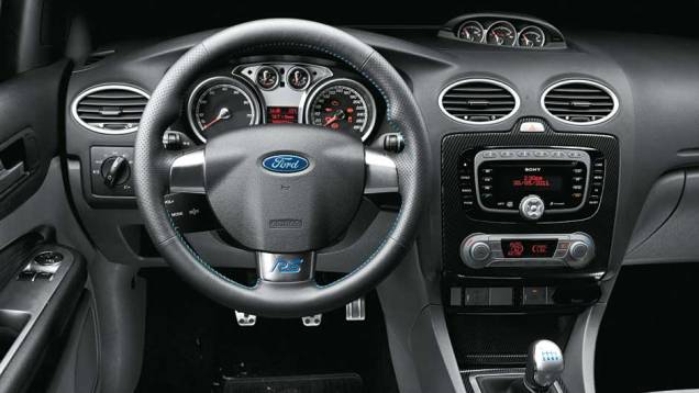 A sigla RS, no volante, vem de Rallye Sport. <a href="https://quatrorodas.abril.com.br/carros/impressoes/ford-focus-rs-636939.shtml" rel="migration">Leia mais</a> A sigla RS, no volante, vem de Rallye Sport. <a href="https://quatrorodas.abril.com.br/carros/impressoes/ford-focus-rs-636939.shtml" rel="migration">Leia mais</a>