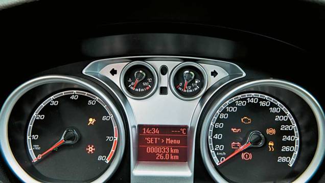 A escala do velocímetro vai até 280 km/h. <a href="https://quatrorodas.abril.com.br/carros/impressoes/ford-focus-rs-636939.shtml" rel="migration">Leia mais</a> A escala do velocímetro vai até 280 km/h. <a href="https://quatrorodas.abril.com.br/carros/impressoes/ford-focus-rs-636939.shtml" rel="migration">Leia mais</a>