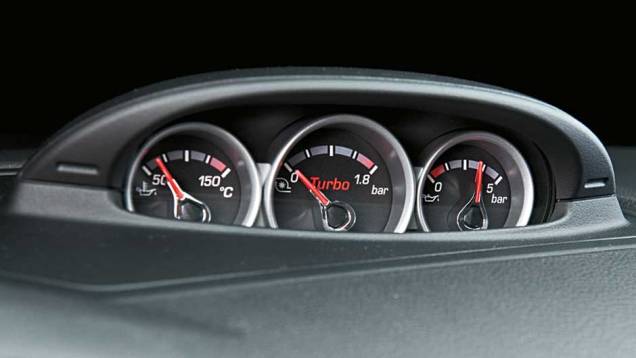 Instrumentos monitoram o funcionamento do motor. <a href="https://quatrorodas.abril.com.br/carros/impressoes/ford-focus-rs-636939.shtml" rel="migration">Leia mais</a> Instrumentos monitoram o funcionamento do motor. <a href="https://quatrorodas.abril.com.br/carros/impressoes/ford-focus-rs-636939.shtml" rel="migration">Leia mais</a>