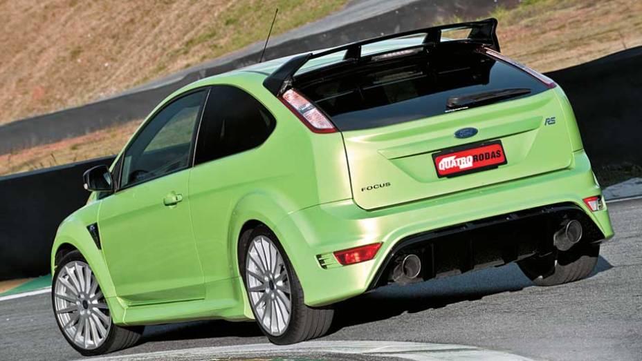 Os escapamentos dão ideia da atividade pulmonar do motor 2.5 turbo. <a href="https://quatrorodas.abril.com.br/carros/impressoes/ford-focus-rs-636939.shtml" rel="migration">Leia mais</a>